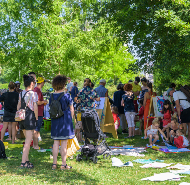 Des familles au parc beaumont à l'ombre