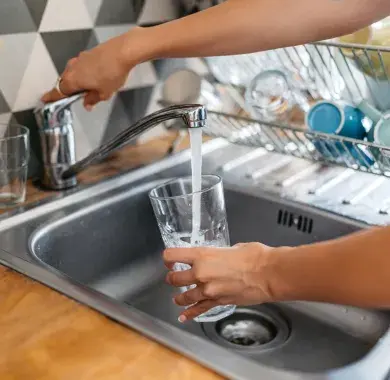 L'eau du robinet qui coule dans un verre d'eau