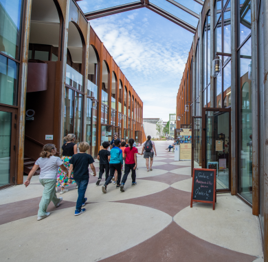 Le public marche sur le passage Carnot 