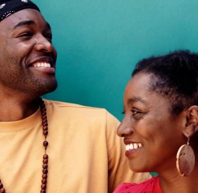 Biso 4 artistes du groupe souriants