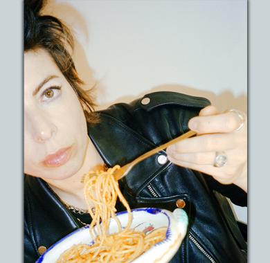 Mademoiselle K mangeant des pâtes !