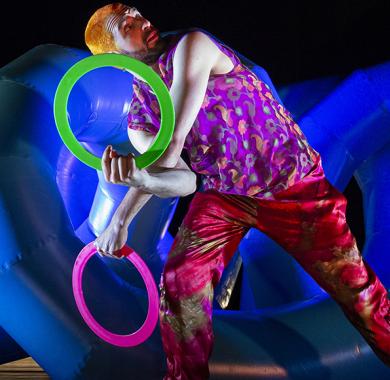 Jongleur aux vêtements flashy