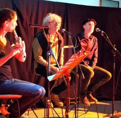 Conteurs avec leur instrument de musique