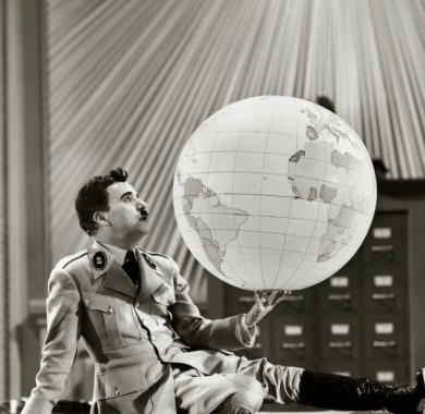 Charlie Chaplin prenant les traits d'Hitler et faisant danser le globe terrestre entre ses mains