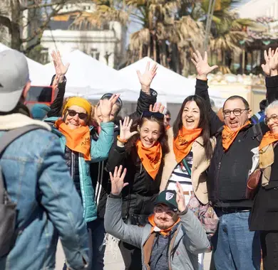 Groupe de personnes levant les bras sur la place Clemenceau à l'occasion de Mars Attaque