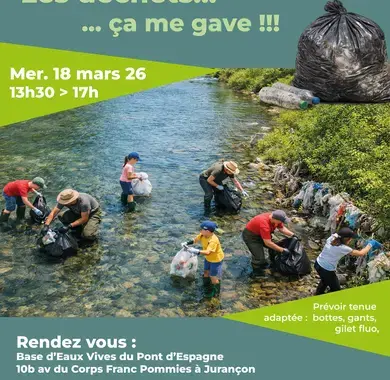 Nettoyage par des personnes de la rivière