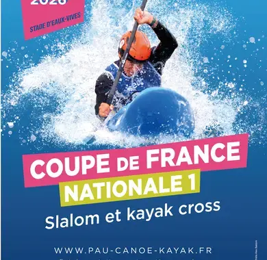 Kayakiste en plein effort sur un fond bleu