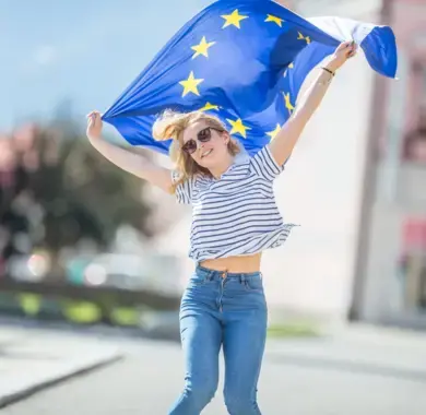 Jeune fille brandissant le drapeau européen