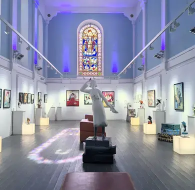Au cœur des expositions itinérantes présentées en Béarn et ailleurs, Véronique Clanet déploie un univers sensible et coloré, entre peinture et sculpture. Ses créations invitent à une parenthèse artistique où regards, matières et nuances composent une atmosphère libre et vivante.  Inspirée par l’élan des Années folles, l’artiste donne vie à des figures féminines expressives, aux traits affirmés et aux couleurs éclatantes. Ces héroïnes, à la fois élégantes et spontanées, racontent un monde en mouvement. 