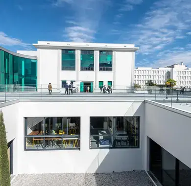 Vue des façades et de l'atrium de l'école supérieure d'art des Pyrénées