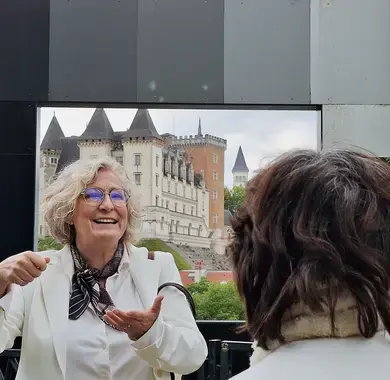 La guide, Caroline Barrow, est en train de parler avec des visiteurs devant le belvédère qui donne sur le château
