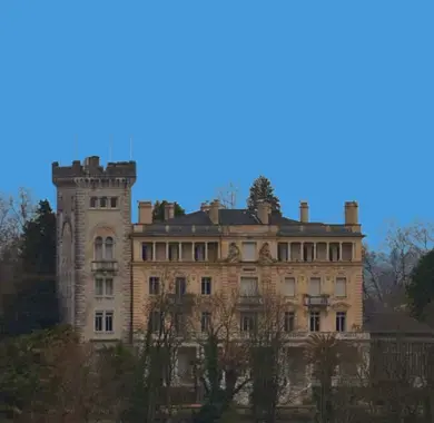 Façace typique d'un palazzo italien avec incrustations en marbre, tour médiévale et statues de Cariatides
