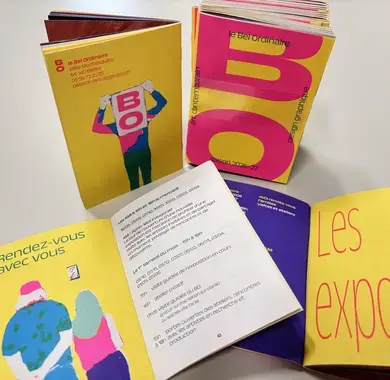 Mise en scène de plusieurs programmes de saison montrant la une et la dernière de couverture et des pages intérieures. Pour la saison 2026-2027, ce document adopte un mini format coloré, facile à emporter avec soi. 