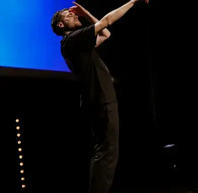 Vinzslam , invité de la JMS Pau 2026 interprétant une chanson en chansigne, en LSF 