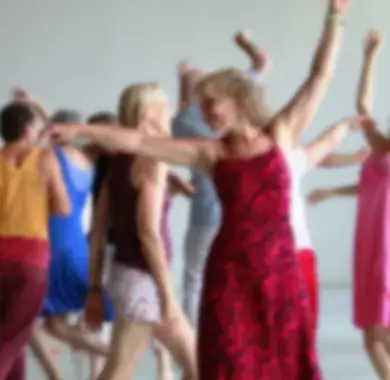 Des personnes qui pratiquent la danse arc en ciel, pratique de danse libre