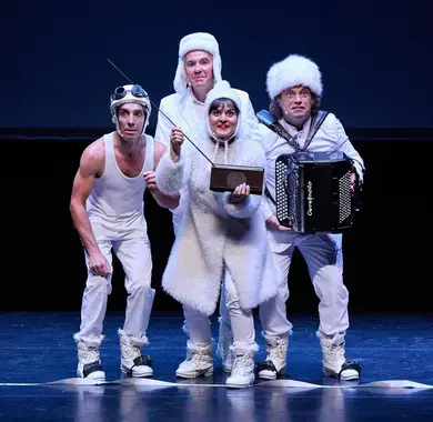 Les quatre comédiens au centre de l'image