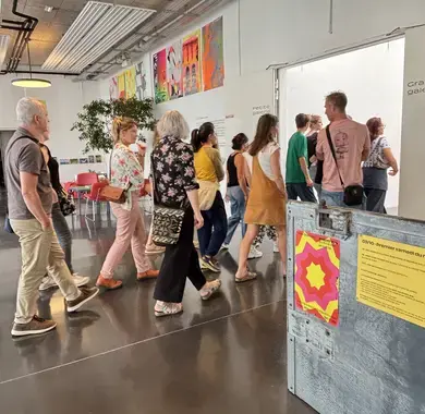 le public se dirige vers les galeries d'exposition