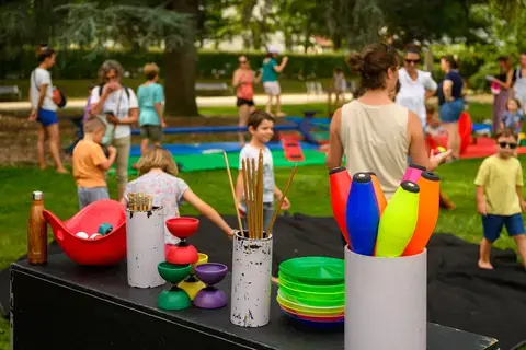 Des enfants dans un parc de la ville de Pau