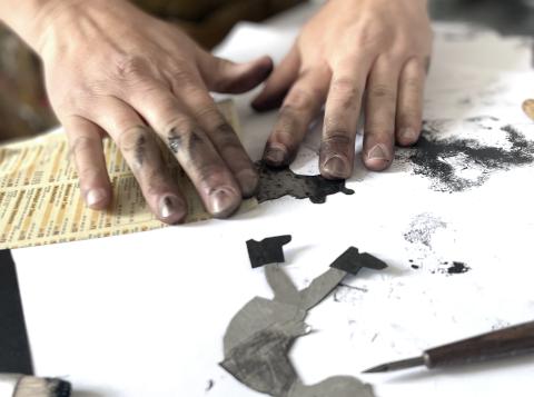Atelier de gravure - main et encre