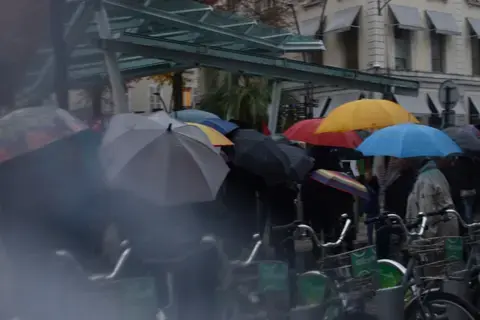 Plusieurs parapluies colorés, serrés les uns contre les autres
