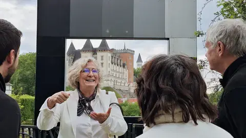 La guide, Caroline Barrow, est en train de parler avec des visiteurs devant le belvédère qui donne sur le château