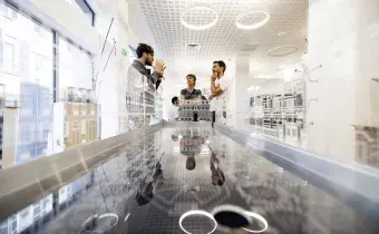 Echanges entre deux personnes à la maison de l'habitat et du patrimoine