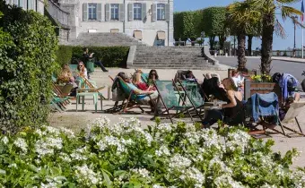 Plusieurs personnes en terrasse sur le boulevard des pyrénées