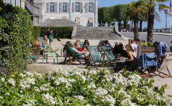 Plusieurs personnes en terrasse sur le boulevard des pyrénées