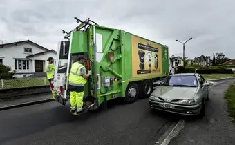 Une collecte des déchets dans les rues de Pau