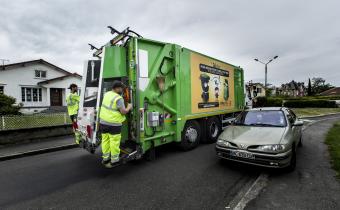 Une collecte des déchets dans les rues de Pau