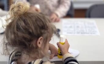 Une enfant en pleine activité manuelle