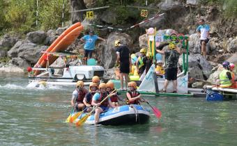 Radeau qui descend le gave de Pau
