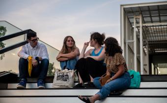Jeunes qui discutent aux halles
