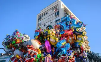 Vendeur de ballons sur le marché de noël à Pau 