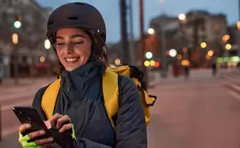 Un cycliste à vélo de nuit