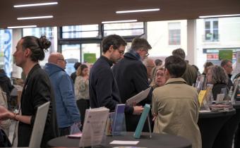 Soirée des nouveaux arrivants : des gens en train de discuter 