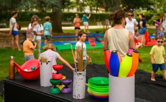 Des enfants dans un parc de la ville de Pau