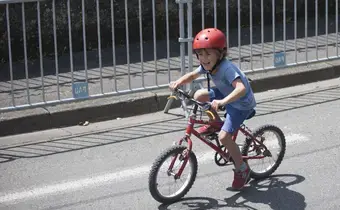 Un enfant à vélo 