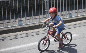 Un enfant à vélo 