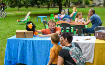 Une famille dans un parc profitant des animations