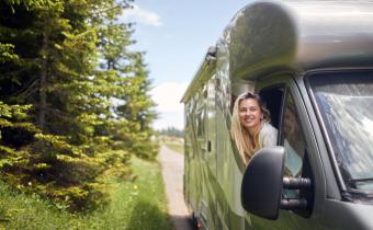 Un camping-car sur la route 