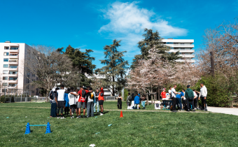 Des jeunes en train de jouer au foot