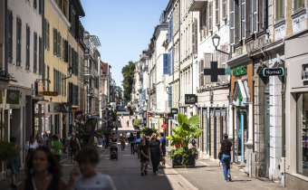 Soldes à Pau rue Serviez