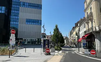 La rue Carnot, côté Sud, interdite à la circulation automobile
