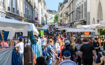 Braderie dans les rues de Pau avec une foule de piétons