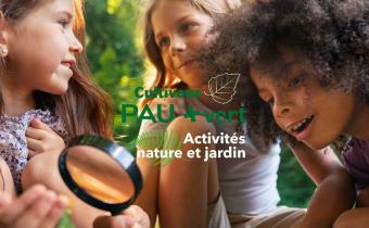 Trois petites filles en train d'observer la nature avec le logo : Cultivons Pau + Vert 