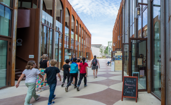 Le public marche sur le passage Carnot 