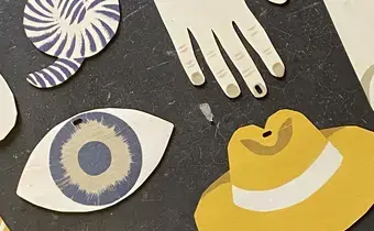 Gros plan sur les images créées par Gaby Bazin et imprimées avec des encres végétales sur du contreplaqué, avant la création de mobiles