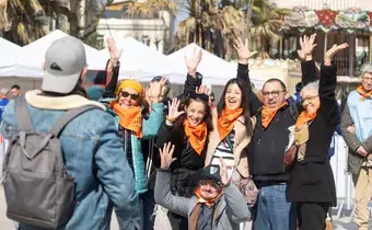 Groupe de personnes levant les bras sur la place Clemenceau à l'occasion de Mars Attaque