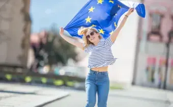 Jeune fille brandissant le drapeau européen